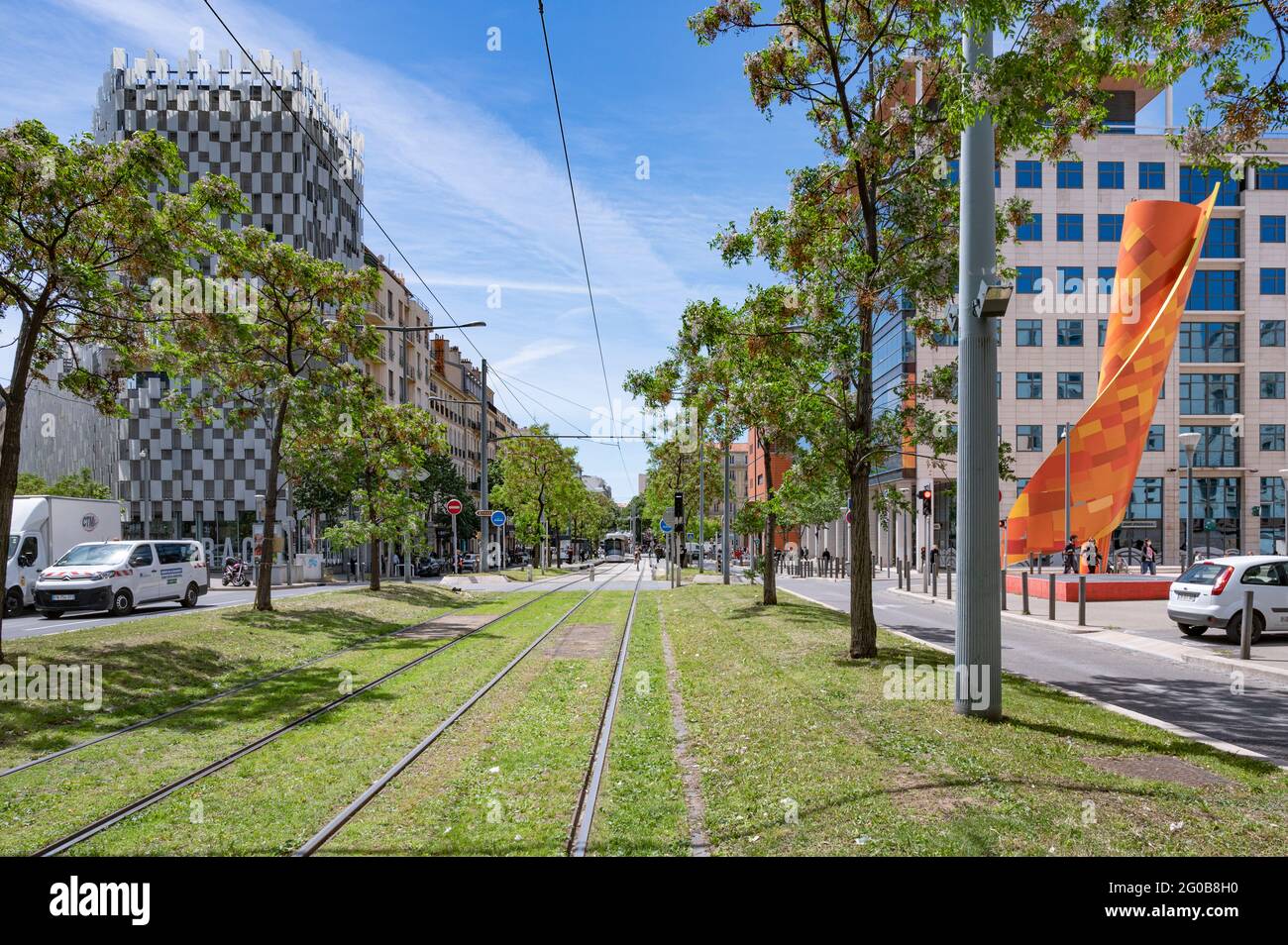 Il nuovo tram che serve il quartiere Euroméditerranée di Marsiglia, Francia Foto Stock