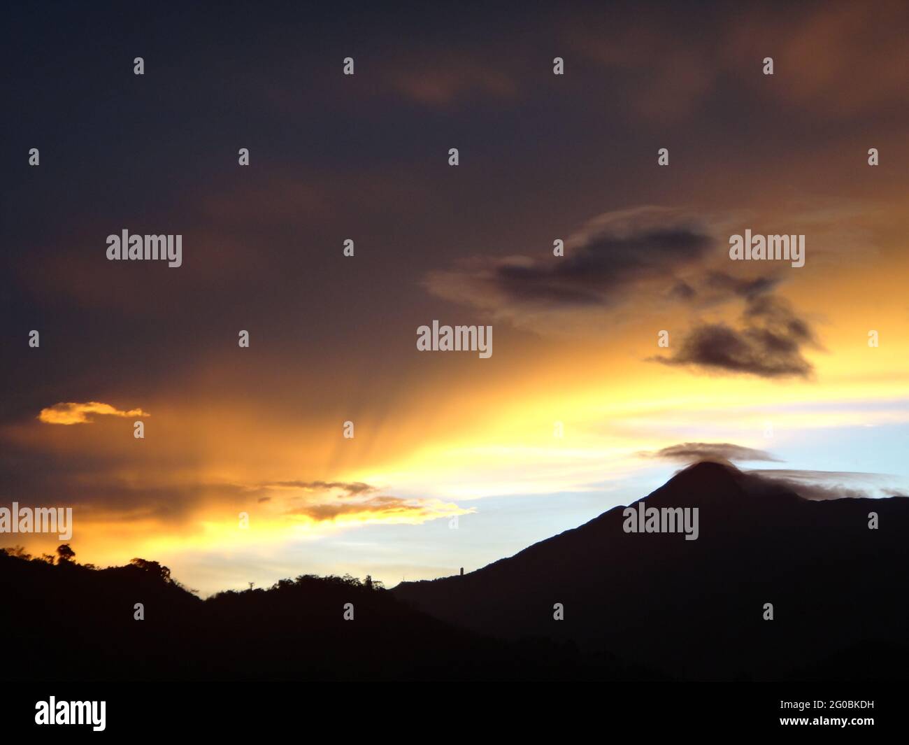 CARACAS, VENEZUELA - 05 luglio 2019: Un bel tramonto a caracas orientale che domina la cima orientale della collina di el Avila Foto Stock