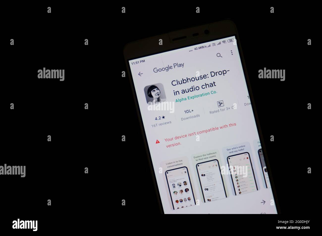 KERALA, INDIA - 02 giugno 2021: Drop-in audio chat app Clubhouse mostra incompatibile con la versione Android in Google Play Store su uno smartphone. Foto Stock