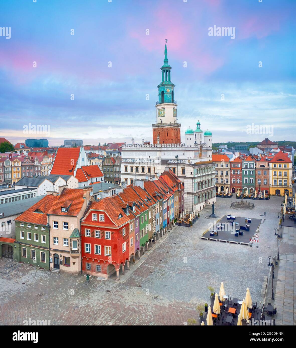 Poznan, Polonia. Vista aerea della piazza del mercato (Rynek) con piccole case colorate e il vecchio Municipio Foto Stock