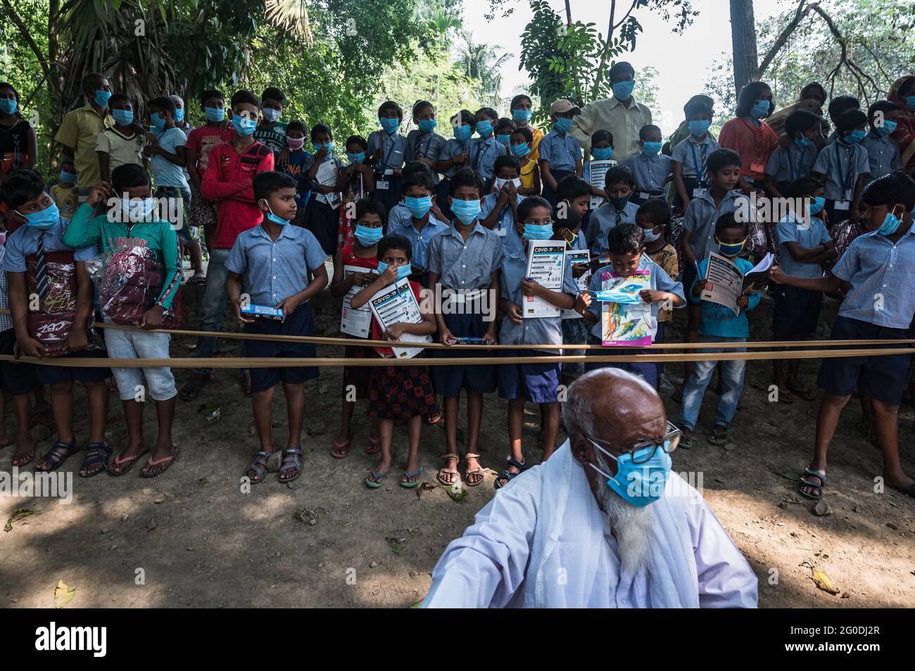 Nabinnagar, India – 03/11/2020: Il campo medico libero mirato ad aiutare gli abitanti del villaggio, durante la pandemia di coronavirus da parte della forza di sicurezza di confine indiana. Foto Stock