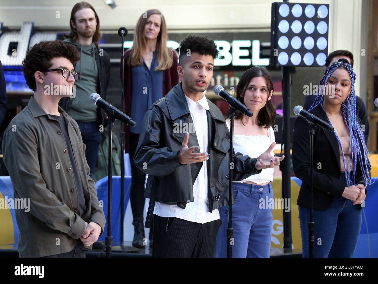 New York, NY, Stati Uniti. 1 giugno 2021. Jared Goldsmith, Jordan Fisher, Gabrielle Carrubba, Phoebe Koyabe e il cast di Caro Evan Hansen si esibiscono il 01 giugno 2021 su Good Morning America a Times Square a New York City. Credit: RW/Media Punch/Alamy Live News Foto Stock