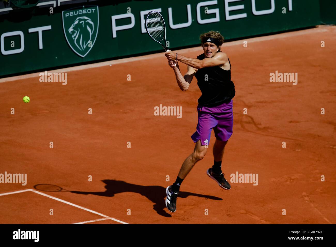 Parigi, Francia. 2 Giugno 2021. Alexander Zverev, tedesco, è in azione al torneo di tennis Open Grand Slam 2021 a Roland Garros, Parigi, Francia. Frank Molter/Alamy Notizie dal vivo Foto Stock