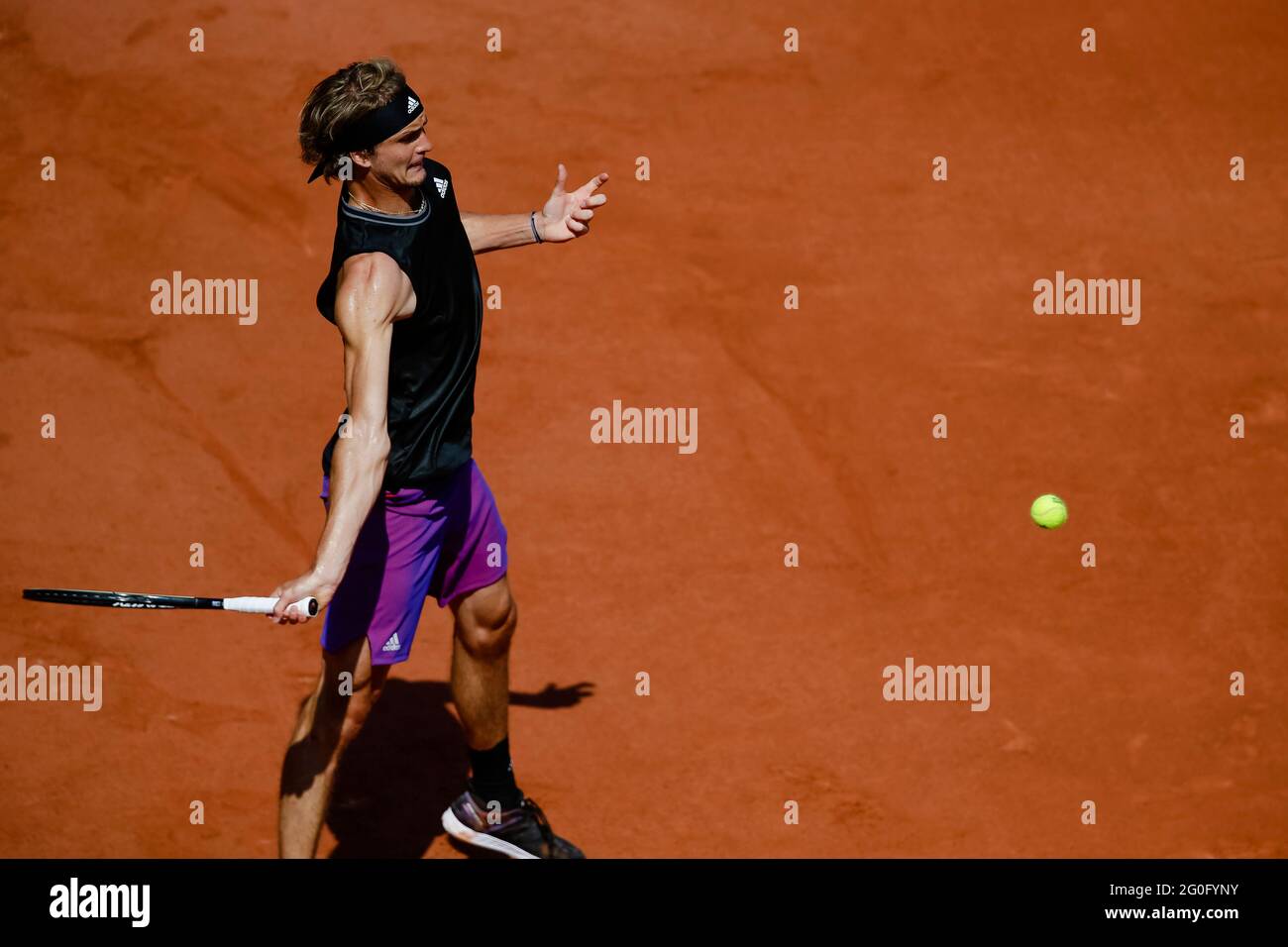 Parigi, Francia. 2 Giugno 2021. Alexander Zverev, tedesco, è in azione al torneo di tennis Open Grand Slam 2021 a Roland Garros, Parigi, Francia. Frank Molter/Alamy Notizie dal vivo Foto Stock