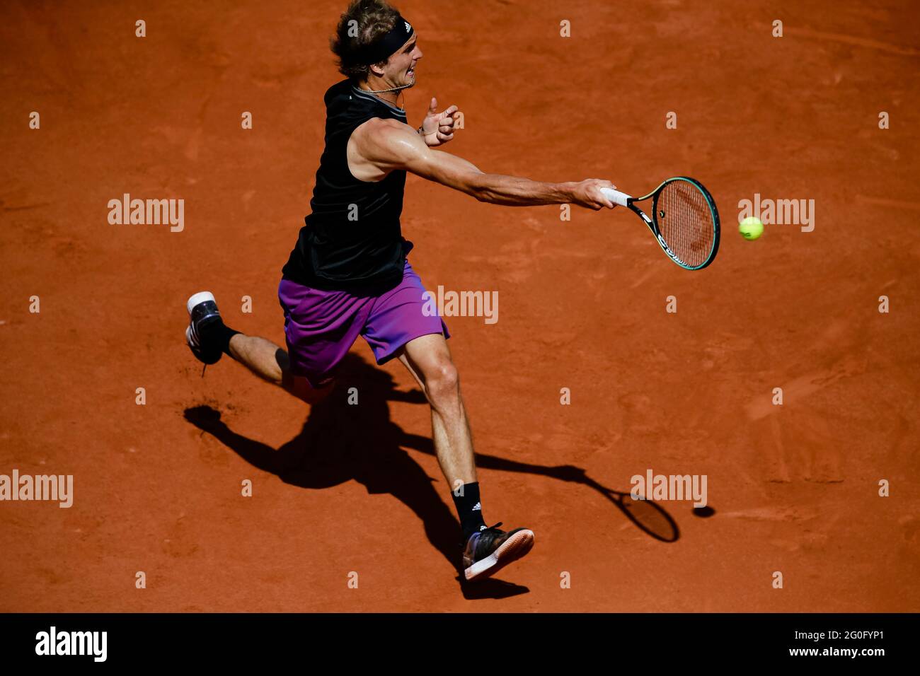 Parigi, Francia. 2 Giugno 2021. Alexander Zverev, tedesco, è in azione al torneo di tennis Open Grand Slam 2021 a Roland Garros, Parigi, Francia. Frank Molter/Alamy Notizie dal vivo Foto Stock