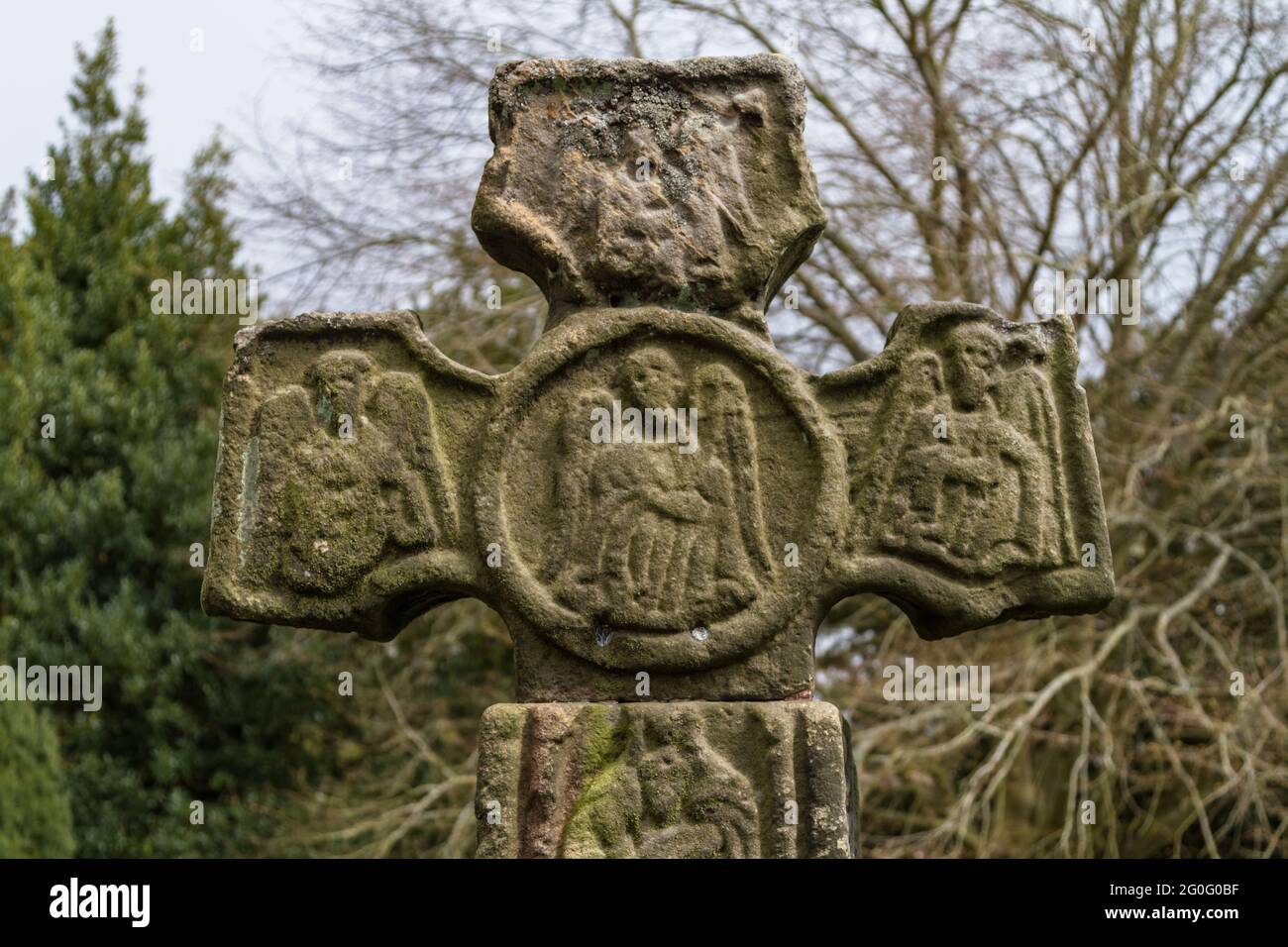 Una croce di pietra di epoca anglosassone nel villaggio di Eyam - pezzo di testa Foto Stock