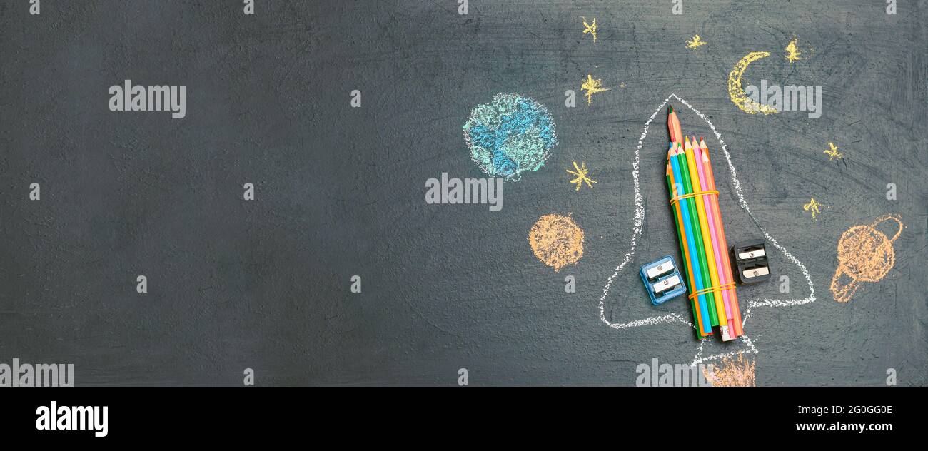 Banner Torna a scuola con un razzo fatto da matite su bordo scuola, flatley, copyspace Foto Stock