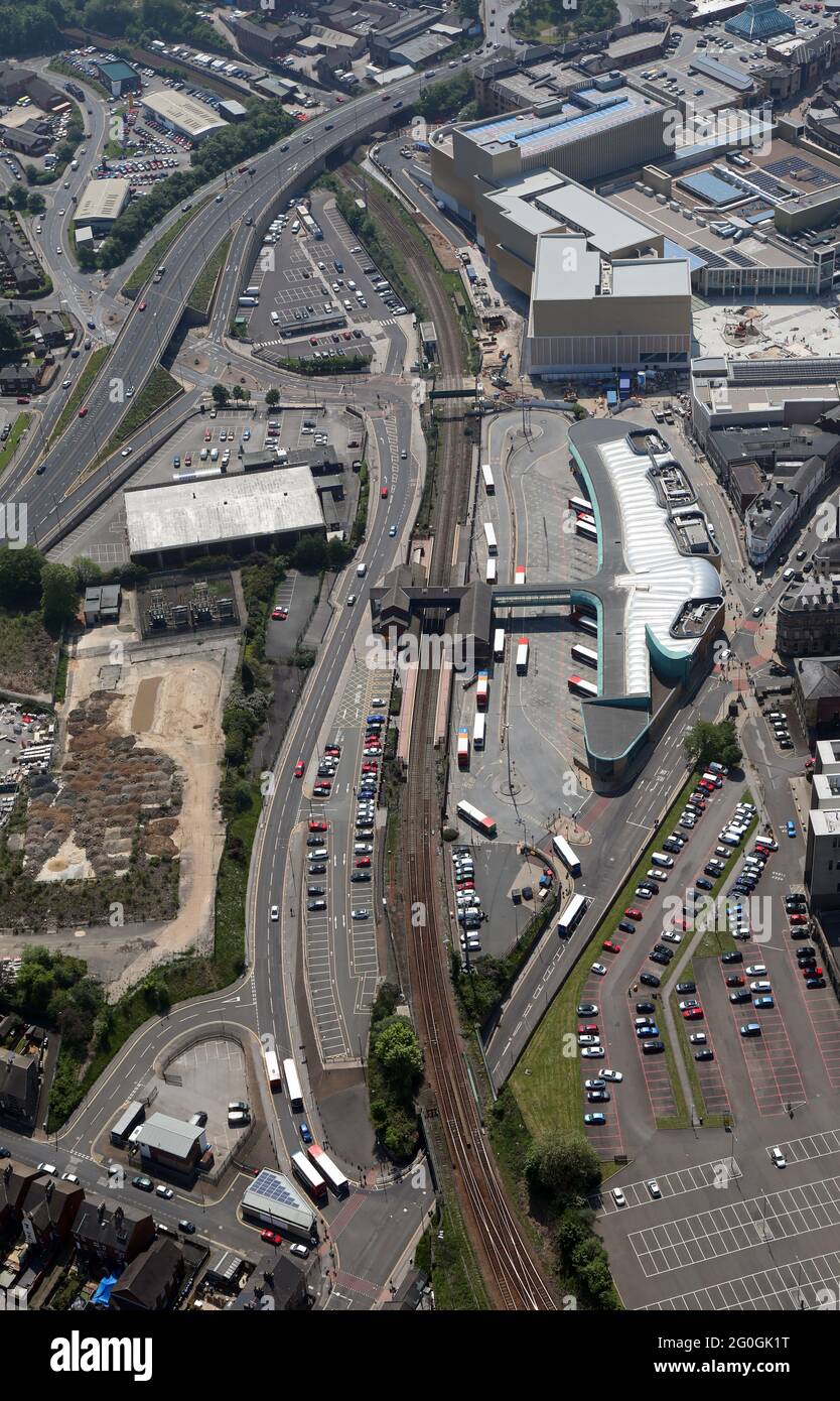 Vista aerea di Barnsley Interchange, hub dei trasporti, con stazione ferroviaria e stazione degli autobus nel centro di Barnsley, South Yorkshire Foto Stock