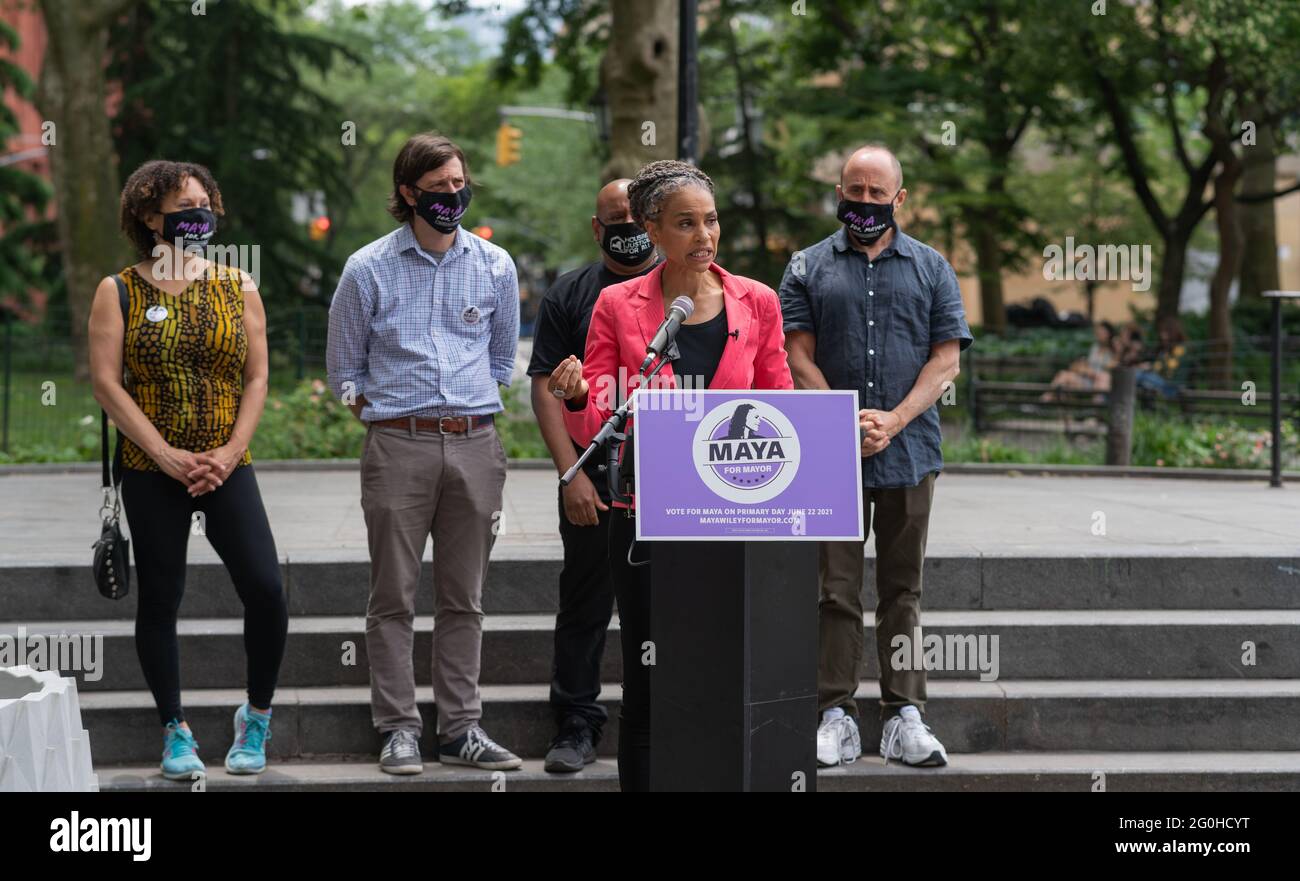 New York City, Stati Uniti. 01 Giugno 2021. Maya Wiley dettagli il suo piano a Washington Square Park per uguale e conveniente alloggio per tutti i newyorkesi. Sotto i piani di Wiley non più del 30 per cento del vostro reddito andrà verso l'affitto a New York City a New York City, New York il 1 giugno 2021. (Foto di Steve Sanchez/SipaUSA). Credit: Sipa USA/Alamy Live News Foto Stock