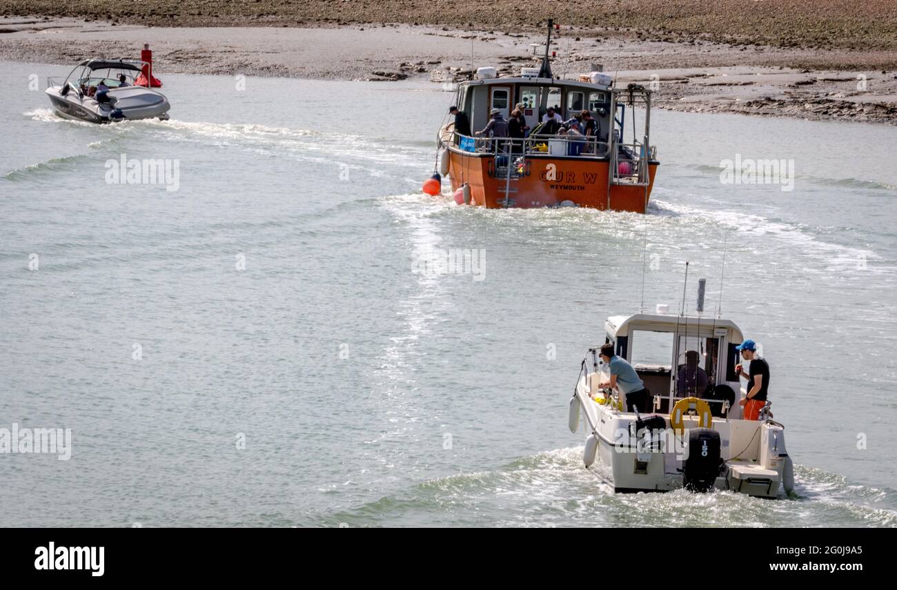 Barche che lasciano il porto, East Sussex Foto Stock