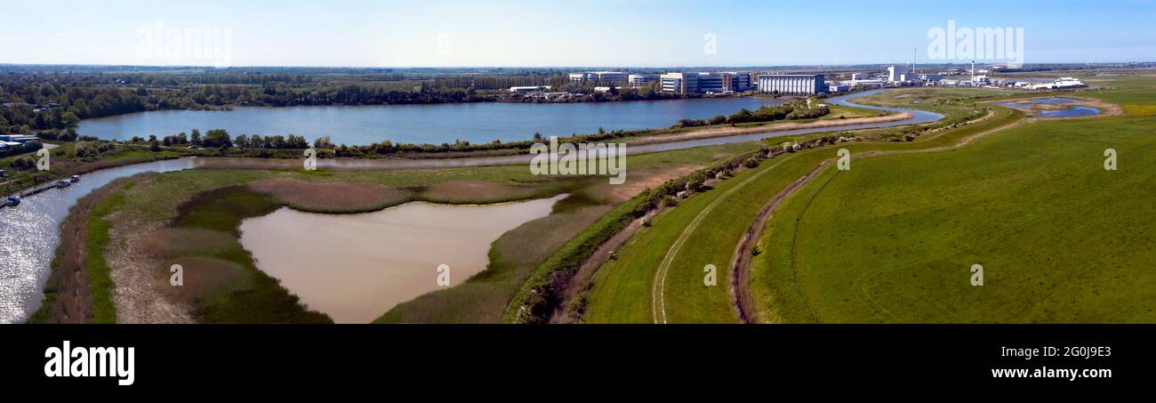 Vista panoramica aerea del fiume Stour, del lago Stonar e del Discovery Centre, Sandwich, Kent Foto Stock