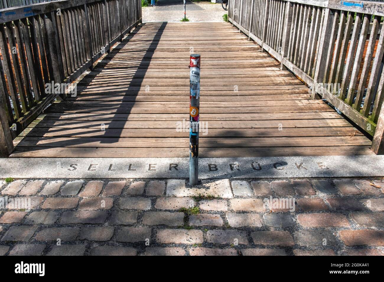 Berlino. Seller Bridge - ponte pedonale in legno sul bacino di Norhafen nel canale di navigazione Spandau Foto Stock