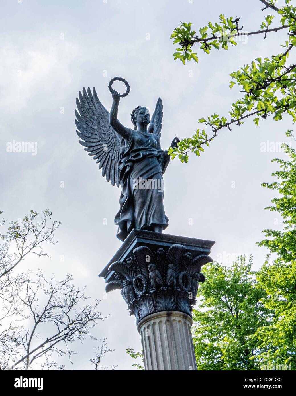 Invalidenfriedhof,Mitte,Berlin.Angel scultura su colonna nel Cimitero Invaliden Foto Stock
