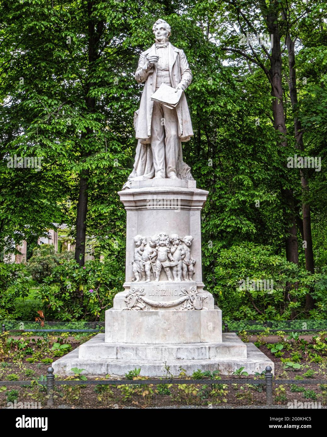 Monumento commemorativo di Albert Lortzing nel parco pubblico Tiergarten, a fine primavera, Mitte Berlin, Germania Foto Stock