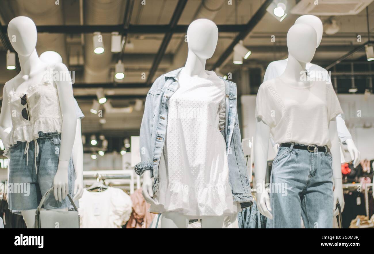 Manichini in denim e vestiti bianchi nel negozio di abbigliamento nel  centro commerciale Foto stock - Alamy