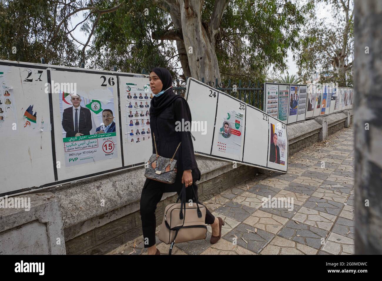 I manifesti dei candidati parlamentari sono impiccati il 2 giugno 2021 ad Algeri, Algeria. Ad Algeri, la più grande circoscrizione elettorale del paese, con 34 seggi aggiunti da riempire (su 407), la maggior parte dei panel elettorali è mezzo vuoto, circa due settimane dopo l’inizio della campagna elettorale. Alcuni poster incollati vengono strappati rapidamente e non sono leggibili. Queste elezioni, che avrebbero dovuto svolgersi nel 2022 ma sono state portate avanti, appaiono come un tentativo da parte del governo, il cui pilastro è quello militare, di riguadagnare il controllo di fronte al ritorno di Hirak in piazza da fine febbraio. Foto di Louiza Ammi /ABACAPRESS.COM Foto Stock