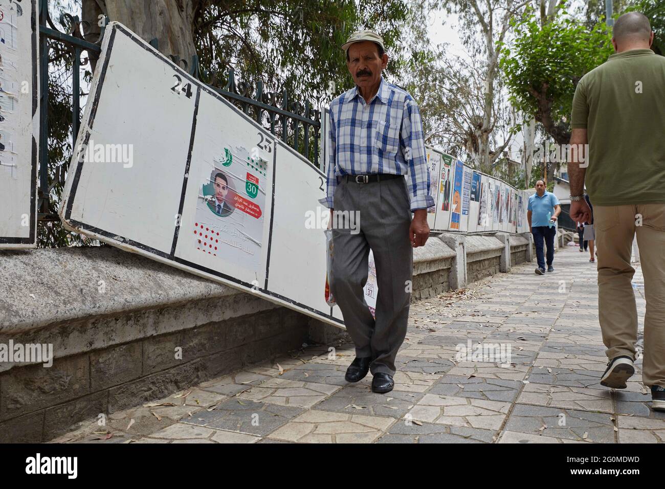 I manifesti dei candidati parlamentari sono impiccati il 2 giugno 2021 ad Algeri, Algeria. Ad Algeri, la più grande circoscrizione elettorale del paese, con 34 seggi aggiunti da riempire (su 407), la maggior parte dei panel elettorali è mezzo vuoto, circa due settimane dopo l’inizio della campagna elettorale. Alcuni poster incollati vengono strappati rapidamente e non sono leggibili. Queste elezioni, che avrebbero dovuto svolgersi nel 2022 ma sono state portate avanti, appaiono come un tentativo da parte del governo, il cui pilastro è quello militare, di riguadagnare il controllo di fronte al ritorno di Hirak in piazza da fine febbraio. Foto di Louiza Ammi /ABACAPRESS.COM Foto Stock