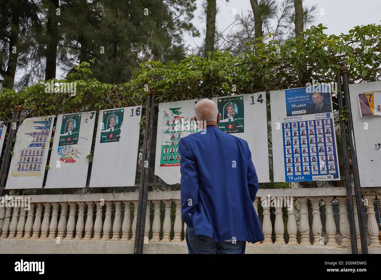 I manifesti dei candidati parlamentari sono impiccati il 2 giugno 2021 ad Algeri, Algeria. Ad Algeri, la più grande circoscrizione elettorale del paese, con 34 seggi aggiunti da riempire (su 407), la maggior parte dei panel elettorali è mezzo vuoto, circa due settimane dopo l’inizio della campagna elettorale. Alcuni poster incollati vengono strappati rapidamente e non sono leggibili. Queste elezioni, che avrebbero dovuto svolgersi nel 2022 ma sono state portate avanti, appaiono come un tentativo da parte del governo, il cui pilastro è quello militare, di riguadagnare il controllo di fronte al ritorno di Hirak in piazza da fine febbraio. Foto di Louiza Ammi /ABACAPRESS.COM Foto Stock