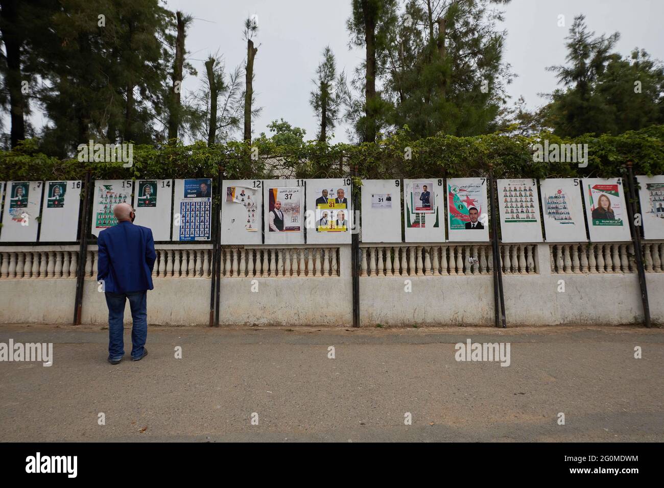 I manifesti dei candidati parlamentari sono impiccati il 2 giugno 2021 ad Algeri, Algeria. Ad Algeri, la più grande circoscrizione elettorale del paese, con 34 seggi aggiunti da riempire (su 407), la maggior parte dei panel elettorali è mezzo vuoto, circa due settimane dopo l’inizio della campagna elettorale. Alcuni poster incollati vengono strappati rapidamente e non sono leggibili. Queste elezioni, che avrebbero dovuto svolgersi nel 2022 ma sono state portate avanti, appaiono come un tentativo da parte del governo, il cui pilastro è quello militare, di riguadagnare il controllo di fronte al ritorno di Hirak in piazza da fine febbraio. Foto di Louiza Ammi /ABACAPRESS.COM Foto Stock