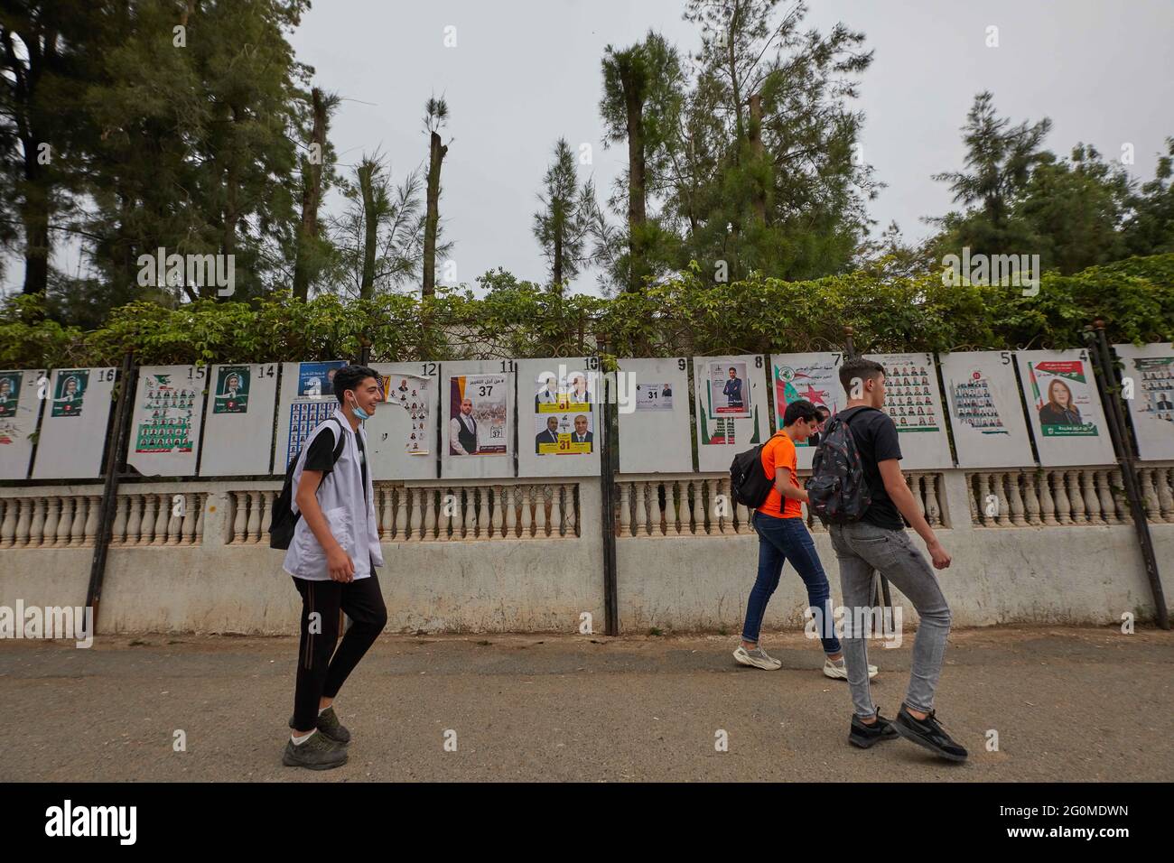 I manifesti dei candidati parlamentari sono impiccati il 2 giugno 2021 ad Algeri, Algeria. Ad Algeri, la più grande circoscrizione elettorale del paese, con 34 seggi aggiunti da riempire (su 407), la maggior parte dei panel elettorali è mezzo vuoto, circa due settimane dopo l’inizio della campagna elettorale. Alcuni poster incollati vengono strappati rapidamente e non sono leggibili. Queste elezioni, che avrebbero dovuto svolgersi nel 2022 ma sono state portate avanti, appaiono come un tentativo da parte del governo, il cui pilastro è quello militare, di riguadagnare il controllo di fronte al ritorno di Hirak in piazza da fine febbraio. Foto di Louiza Ammi /ABACAPRESS.COM Foto Stock