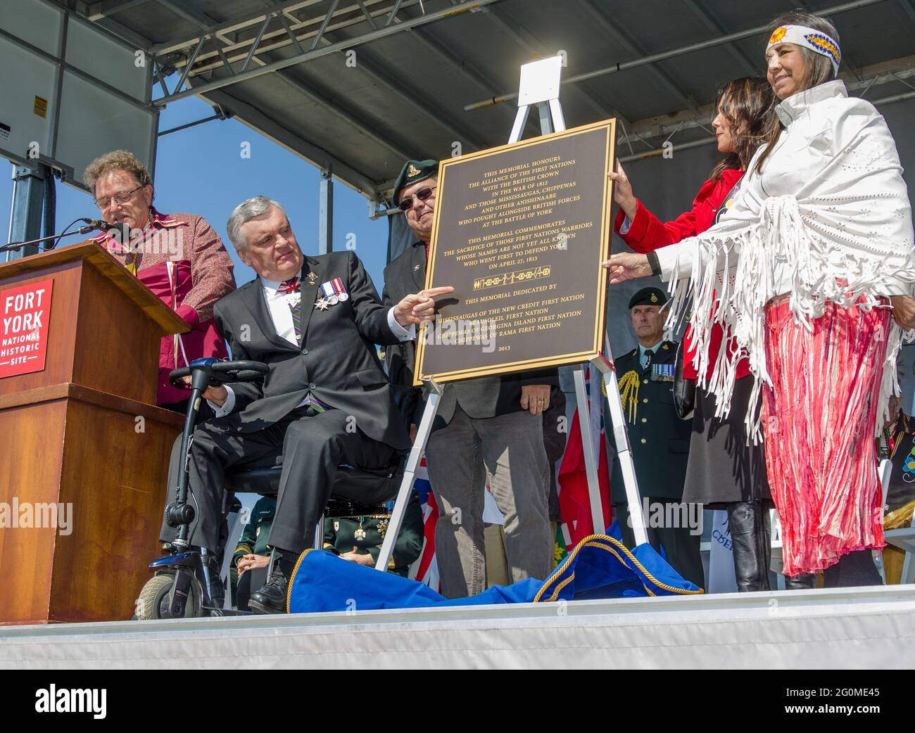 I membri delle prime Nazioni lungo David Onley (in scooter) presentano la targa commemorativa dell'alleanza tra le prime Nazioni canadesi e gli inglesi Foto Stock