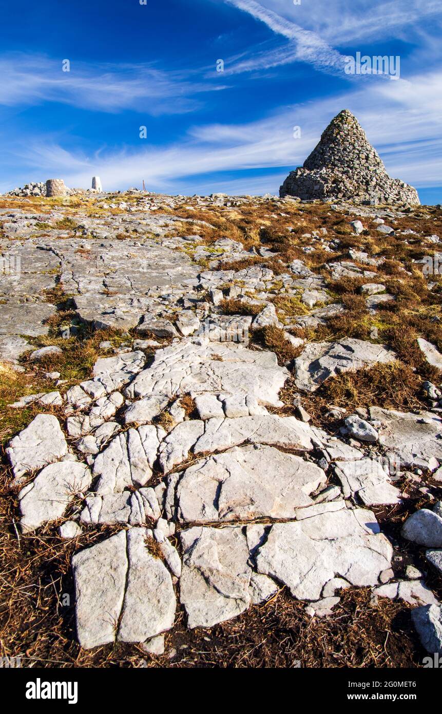 Il grande cairn sulla cima rocciosa di Cairn Table vicino Muirkirk nell'Ayrshire orientale, Scozia. Foto Stock