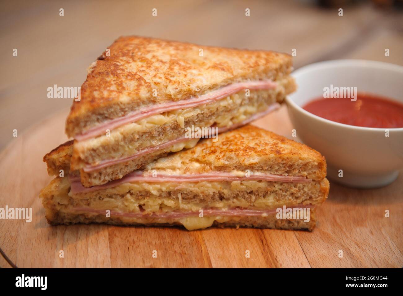 Un primo piano di panini al forno preparati con salsiccia e serviti su un tavolo di legno Foto Stock