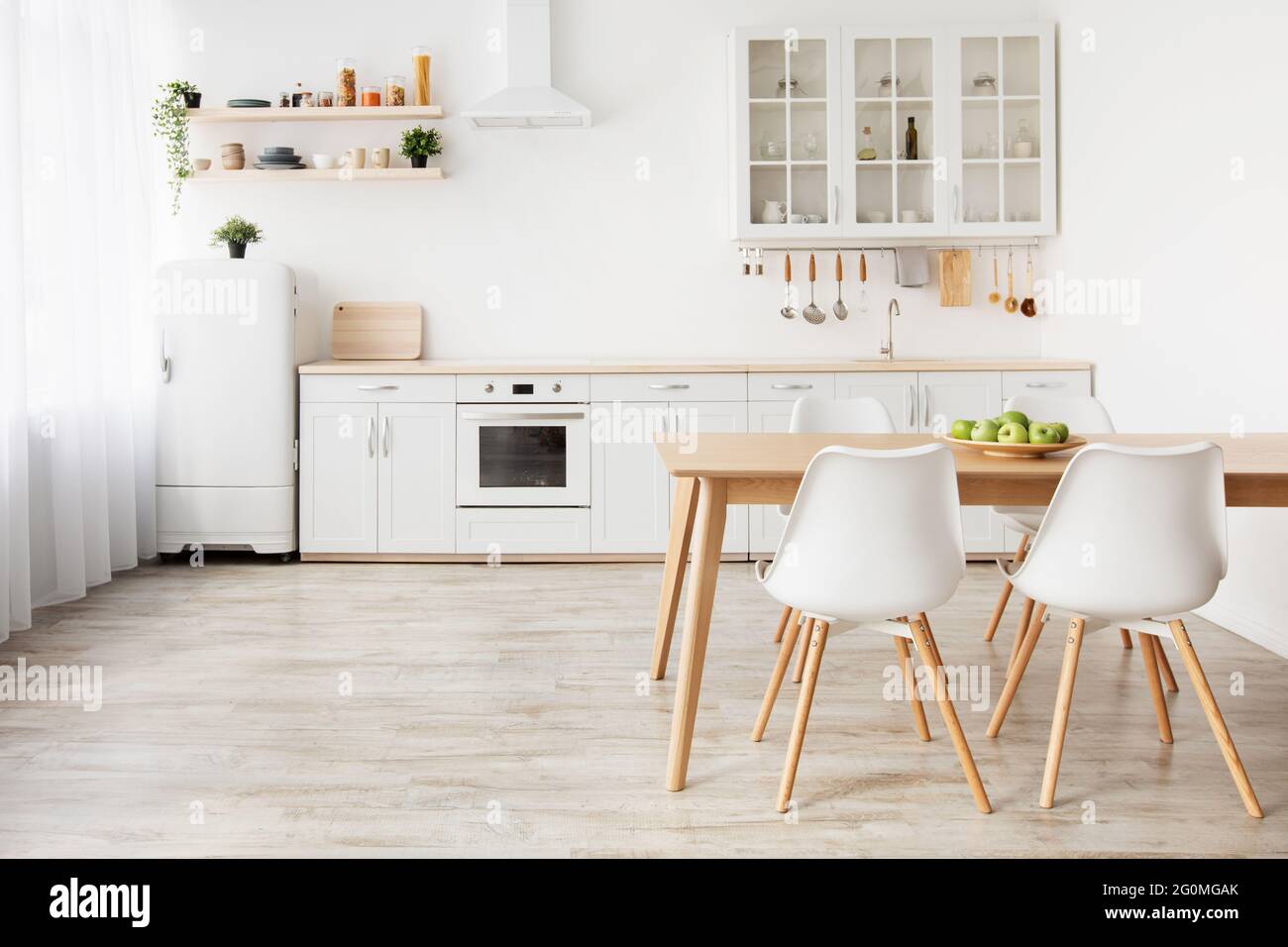 Interni nordici. Idea di luce scandinava cucina interna con bianco e legno da pranzo mobili, spazio vuoto Foto Stock
