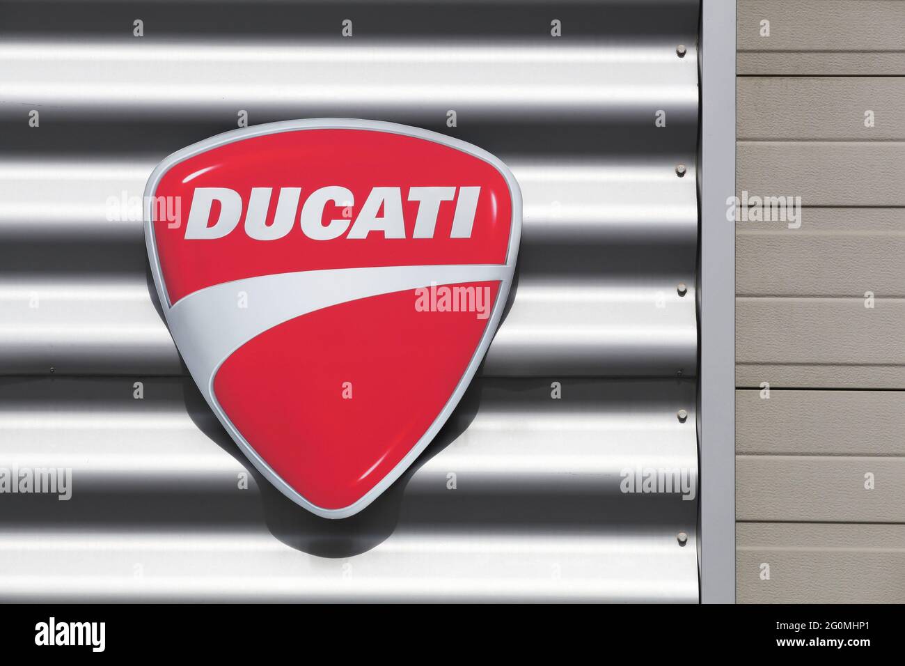 Dardilly, Francia - 6 settembre 2020: Logo Ducati su una parete. Ducati è un'azienda italiana che progetta e produce motociclette Foto Stock
