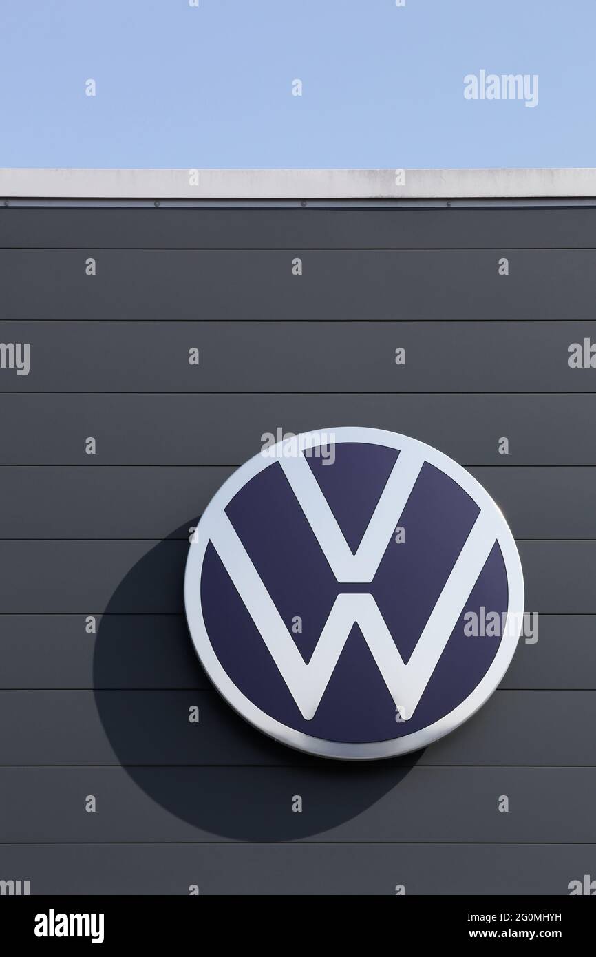 Belleville, Francia - 13 settembre 2020: Nuovo logo Volkswagen su una parete. Volkswagen è un produttore tedesco di automobili con sede a Wolfsburg, Germania Foto Stock