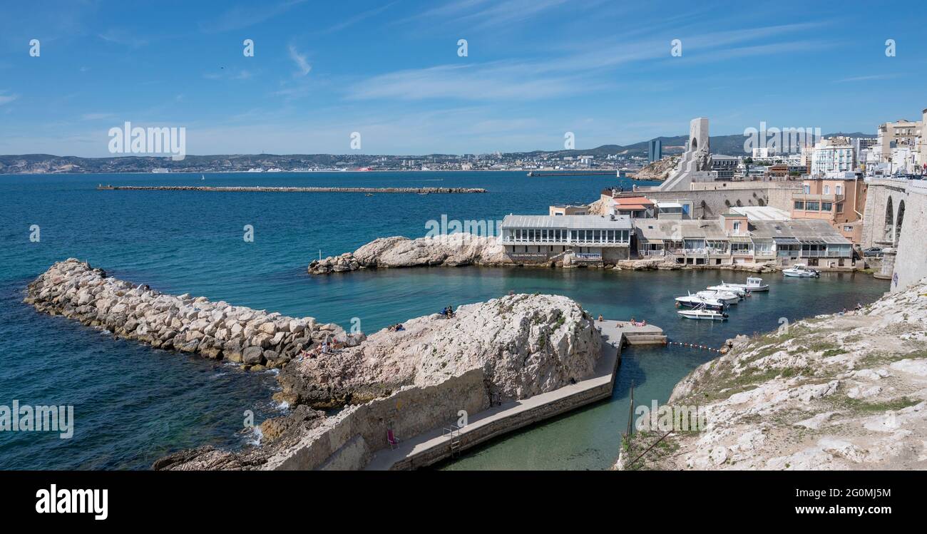 Vista da Malmousque a Vallon des Auffes e la Porte de l'Orient - Monumento aux Armées d'Afrique memoriale di guerra, Marsiglia Foto Stock