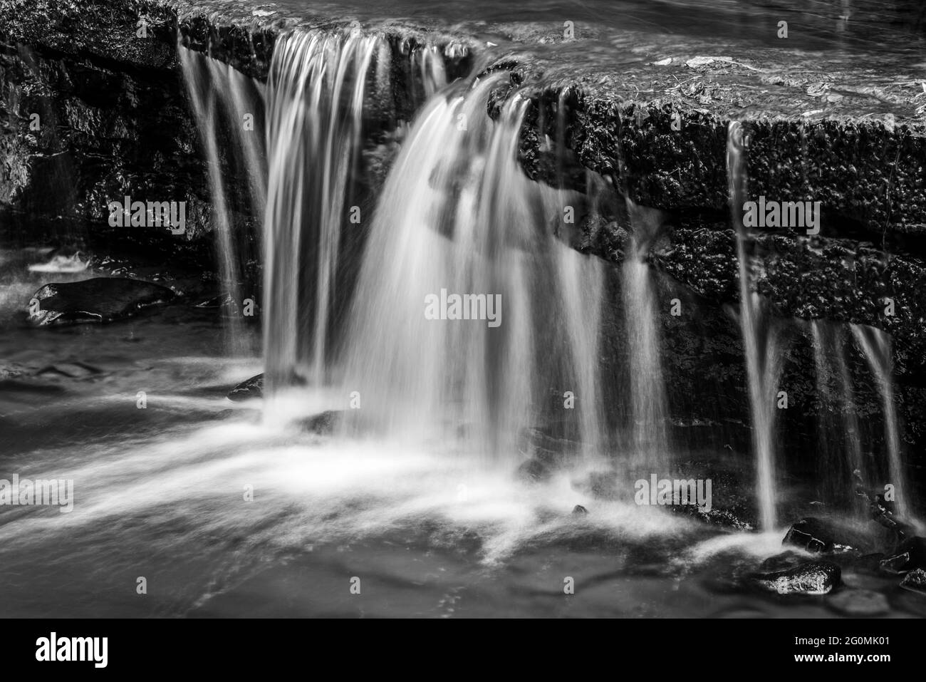 Una piccola cascata sul Burn Anne Water vicino a Galston nell'Ayrshire orientale, Scozia. Foto Stock