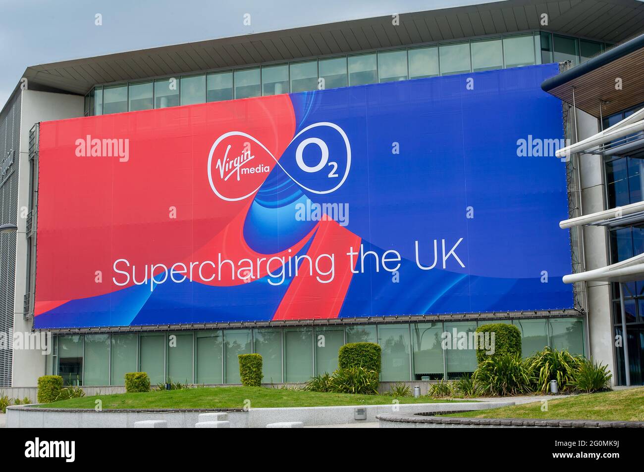 Slough, Berkshire, Regno Unito. 2 Giugno 2021. Ieri è stato annunciato che Virgin Media e O2 si sono fuse. Le aziende saranno ora note come Virgin Media O2. La fusione di £31 miliardi unisce 46 milioni più banda larga, mobile, telefono e abbonati domestici così come 18,700 dipendenti. Virigin Media O2 ha dichiarato: "Siamo insieme per offrire al Regno Unito più scelta e migliore rapporto qualità/prezzo: È una buona notizia per clienti, comunità e aziende di tutto il paese". La sede centrale O2 UK nella foto è un grande e ben stimato datore di lavoro a Slough, Berkshire. Credit: Maureen McLean/Alamy Live News Foto Stock