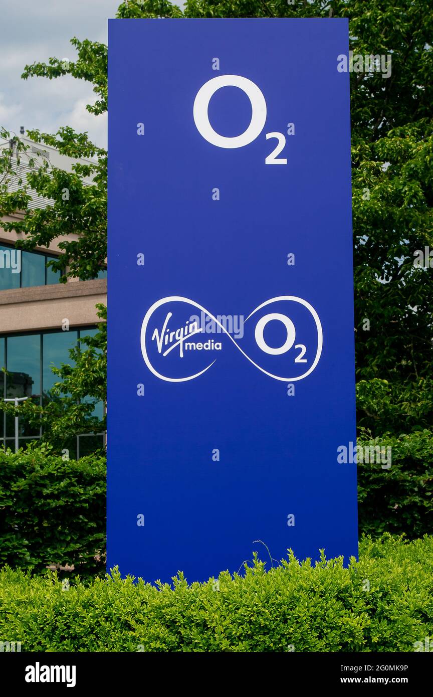 Slough, Berkshire, Regno Unito. 2 Giugno 2021. Ieri è stato annunciato che Virgin Media e O2 si sono fuse. Le aziende saranno ora note come Virgin Media O2. La fusione di £31 miliardi unisce 46 milioni più banda larga, mobile, telefono e abbonati domestici così come 18,700 dipendenti. Virigin Media O2 ha dichiarato: "Siamo insieme per offrire al Regno Unito più scelta e migliore rapporto qualità/prezzo: È una buona notizia per clienti, comunità e aziende di tutto il paese". La sede centrale O2 UK nella foto è un grande e ben stimato datore di lavoro a Slough, Berkshire. Credit: Maureen McLean/Alamy Live News Foto Stock