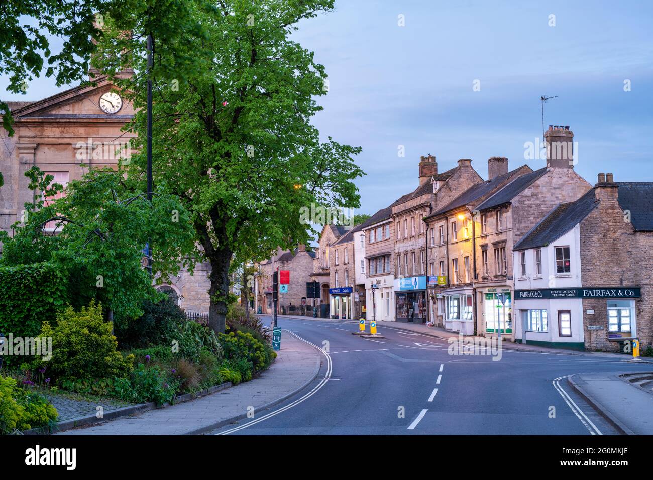 Dawn nella città del cotswold di Chipping Norton, Cotswolds, Oxfordshire, Inghilterra Foto Stock