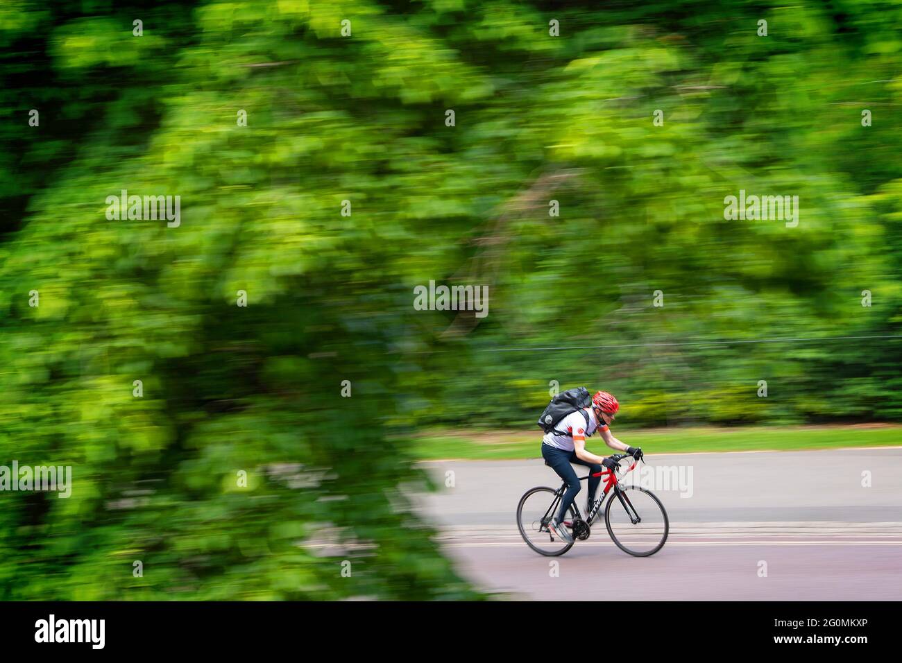 Un ciclista corre al sole a Greenwich Park, Londra, mentre il Regno Unito ha registrato il suo terzo giorno successivo più caldo dell'anno, con temperature che raggiungono i 26,6°C in alcune parti del paese. Data immagine: Mercoledì 2 giugno 2021. Foto Stock