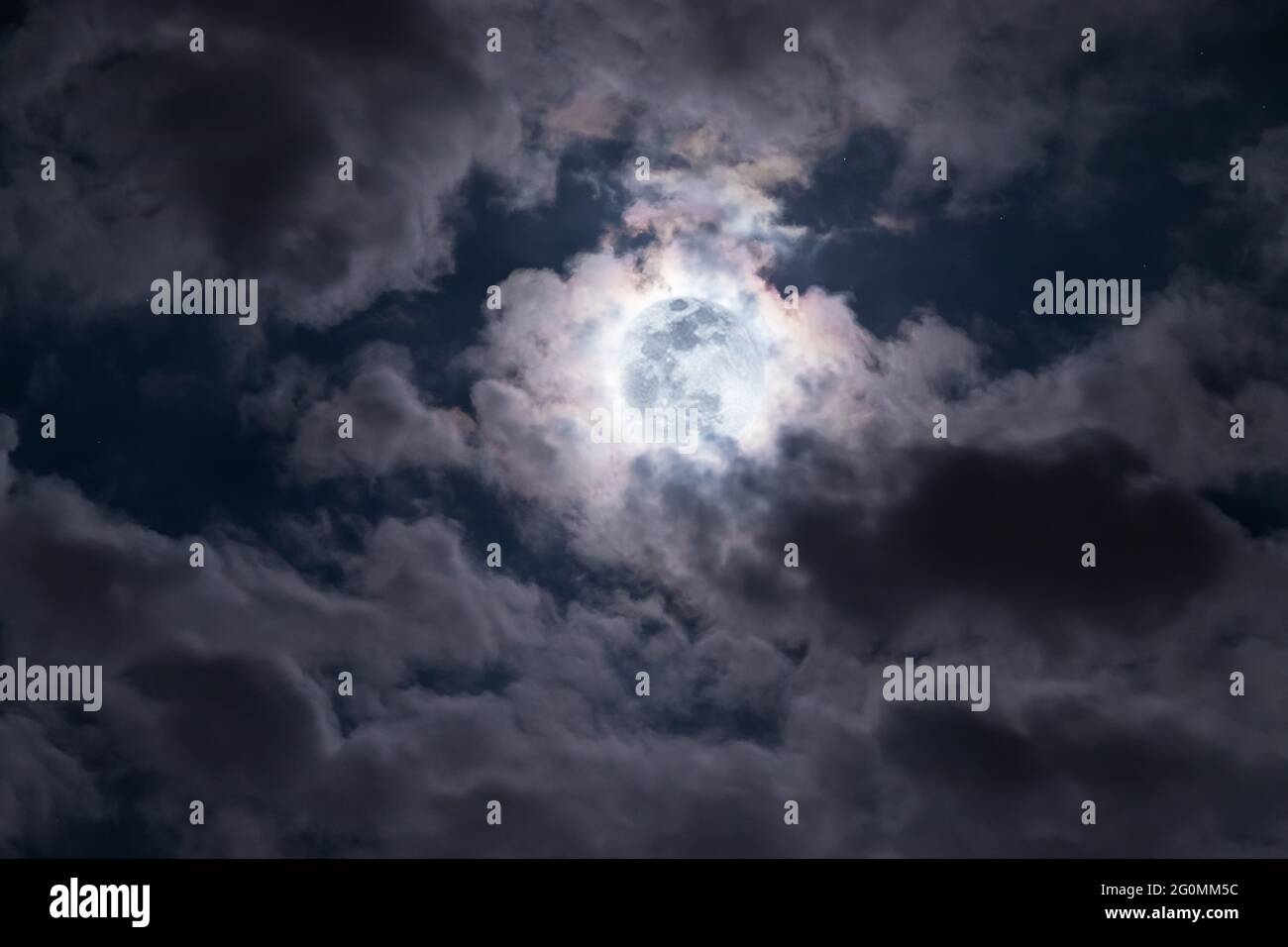 Una luna piena e luminosa che splende su Brunei Darussalam. Questa foto viene modificata per far apparire la luna più grande di quanto non sia. Foto Stock