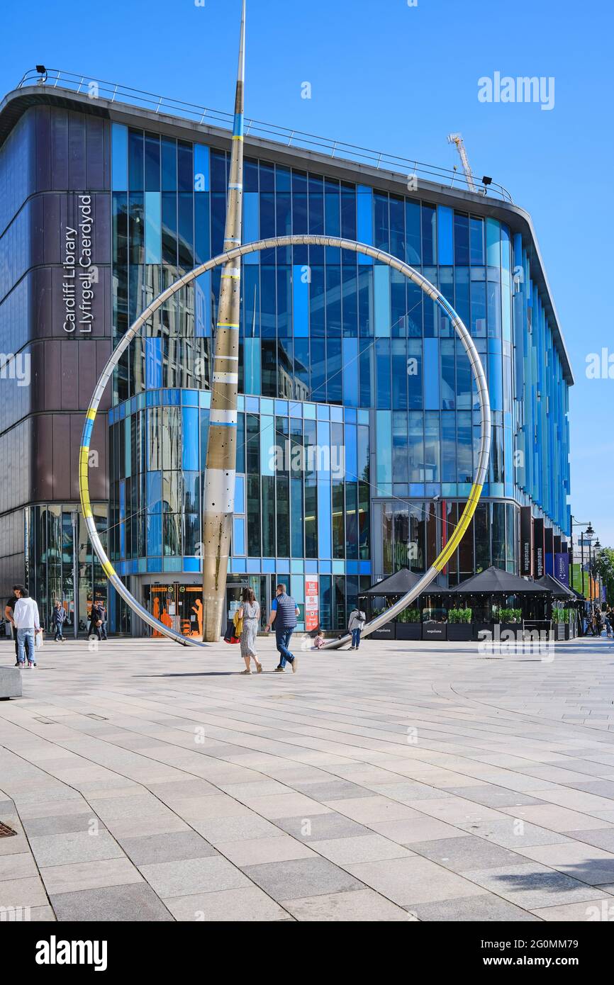 Centro di Cardiff, con la biblioteca centrale e la scultura dell'Alleanza Foto Stock