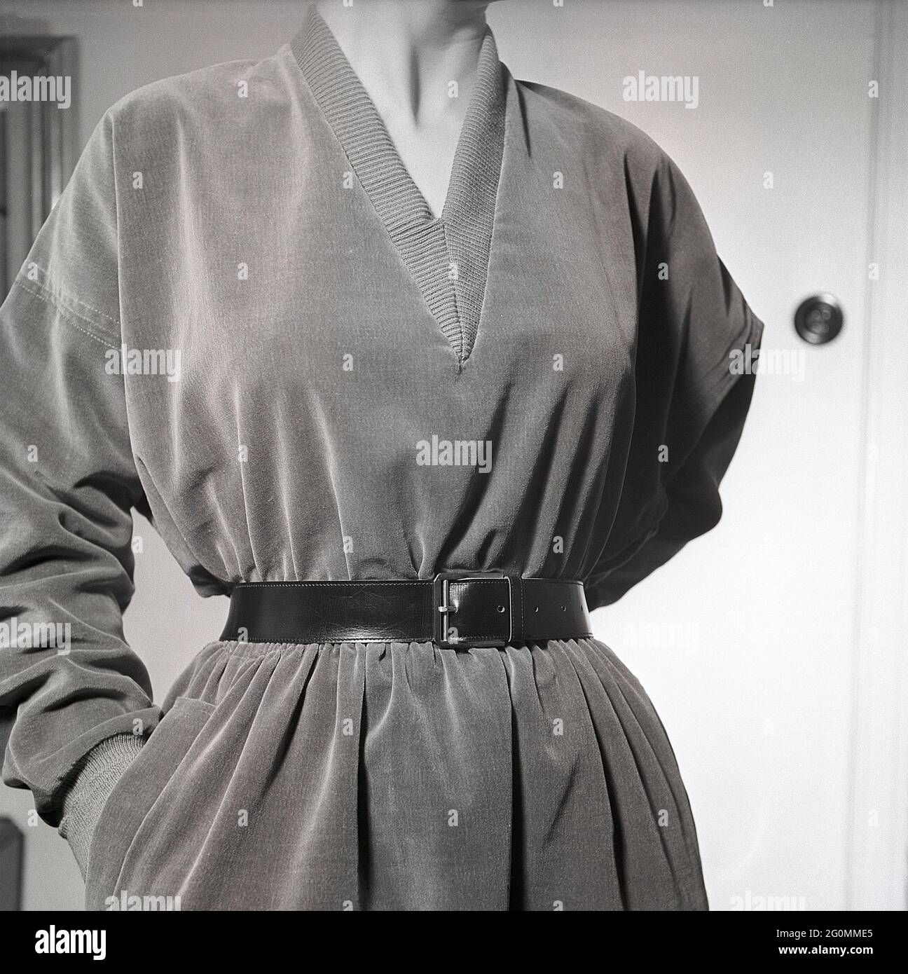 moda anni '50. Una giovane donna in un tipico vestito degli anni '50 con  una cintura in pelle. Svezia 1951 rif BB6-3 Foto stock - Alamy