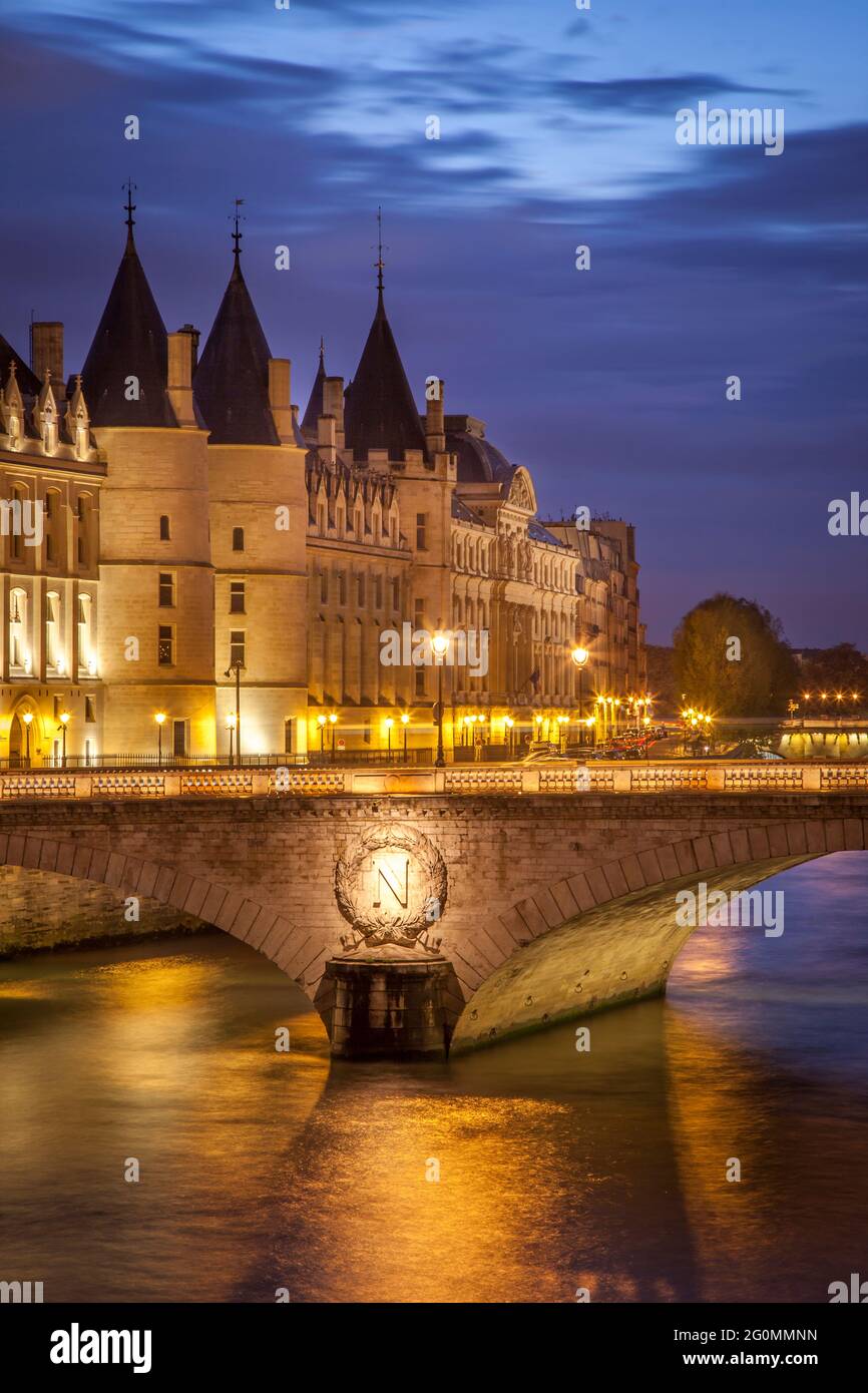 Crepuscolo sulla Conciergerie e Pont au Change lungo la Senna, Parigi, Francia Foto Stock