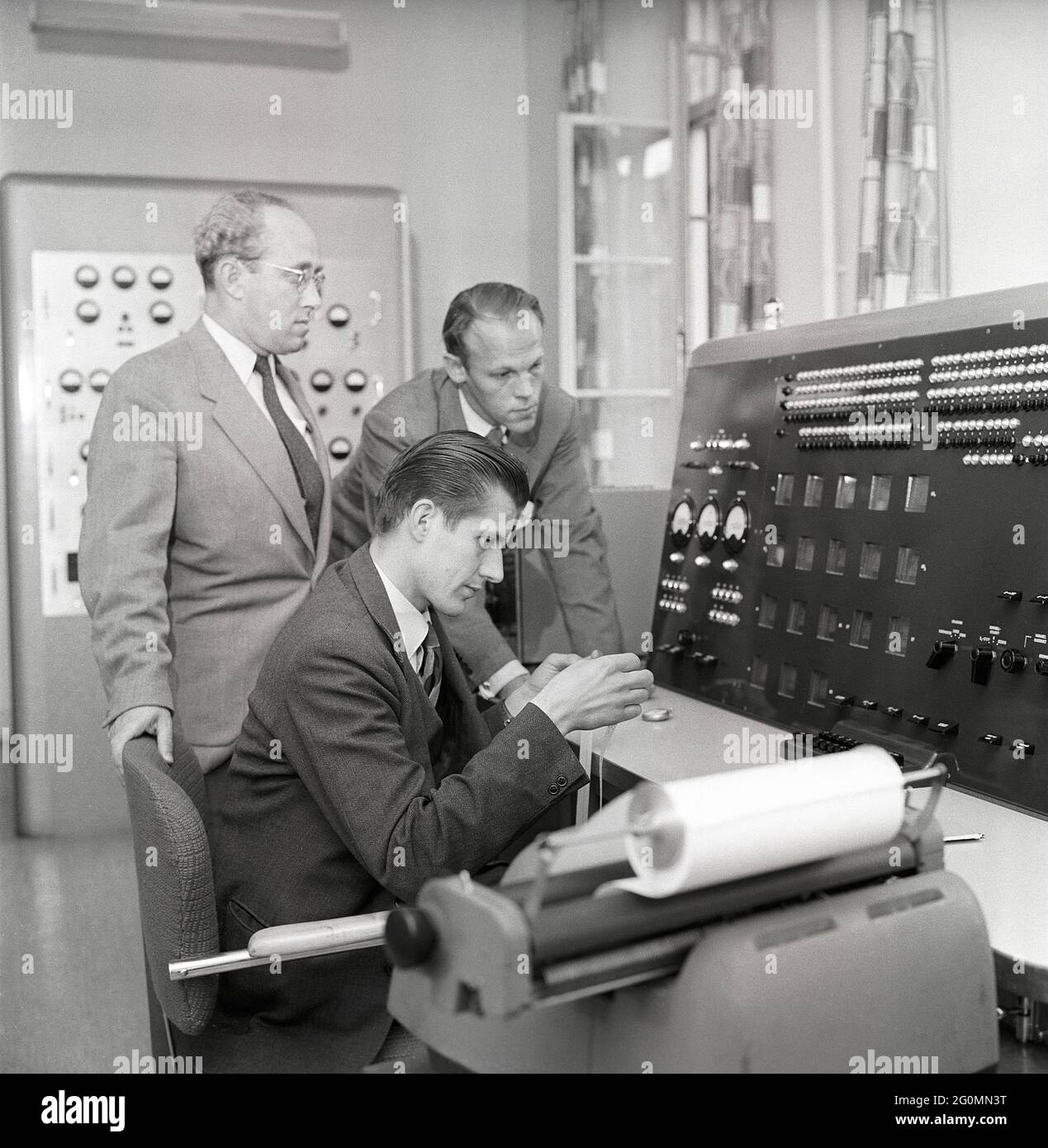BESK. Calcolatore elettronico di sequenza binario. Il primo computer elettronico svedese. È stato sviluppato dalla commissione svedese per i macchinari informatici e per un breve periodo di tempo ti è stato il computer più veloce del mondo. BESK è stato completato nel 1953 e in uso fino al 1966. È stato utilizzato dall'istituto meteorologico swedsih e dal produttore di aeromobili militari SAAB, per calcoli segreti. Nel 1960 BESK è stato utilizzato per creare un'animazione di un'auto che ha guidato lungo un'autostrada pianificata dal punto di vista del conducente. Questa è stata una delle prime animazioni per computer mai realizzate. Svezia 1953 rif CV67-5 Foto Stock