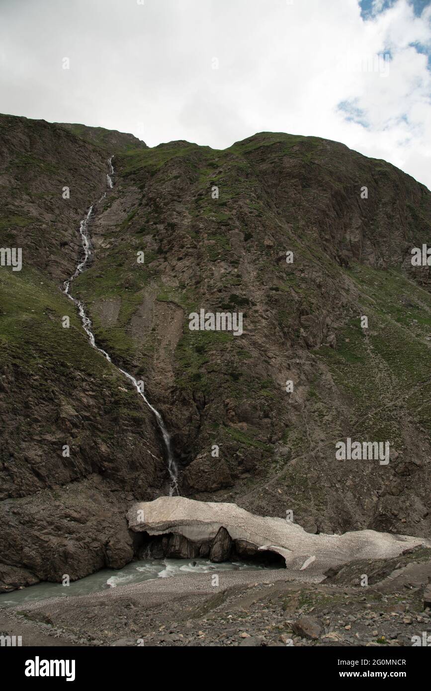 Fiume che incontra il fiume a Mahagunus Top o il Ganesh Top ad un'altitudine di 14500 piedi sopra il livello del mare., Kashmir, India Foto Stock