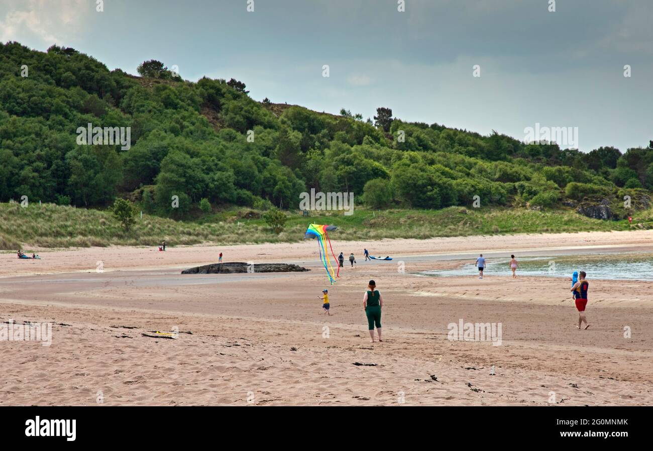 Gairloch, Wester Ross, Scozia, tempo britannico. 2 Giugno 2021. Pomeriggio soleggiato con pochi midrogi in una tranquilla spiaggia di Gairloch. Temperatura 18 gradi centirade. Credit: Arch White/Alamy Live News. Foto Stock