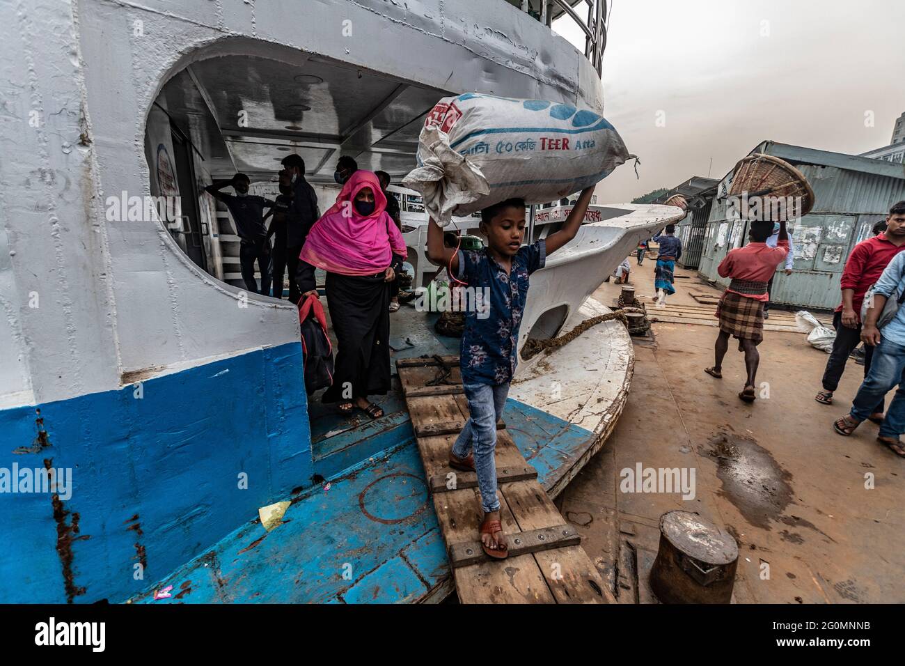 Dhaka, Bangladesh. 31 maggio 2021. Il 31 maggio 2021, la gente saler a bordo di una barca a Dhaka, in Bangladesh. Dopo un lungo blocco di 1 mese, i lanci sono iniziati in un intervallo limitato 7 giorni fa. Ma nessuno sta seguendo le regole e le regole date dal governo. Nessuno indossa una maschera facciale e si siede a distanza. Che aumenta il rischio di essere infettati con covid-19. I proprietari dei lanciatori sono anche riluttanti a rispettare le normative governative. (Foto di Rakibul Alam Khan/Pacific Press/Sipa USA) Credit: Sipa USA/Alamy Live News Foto Stock