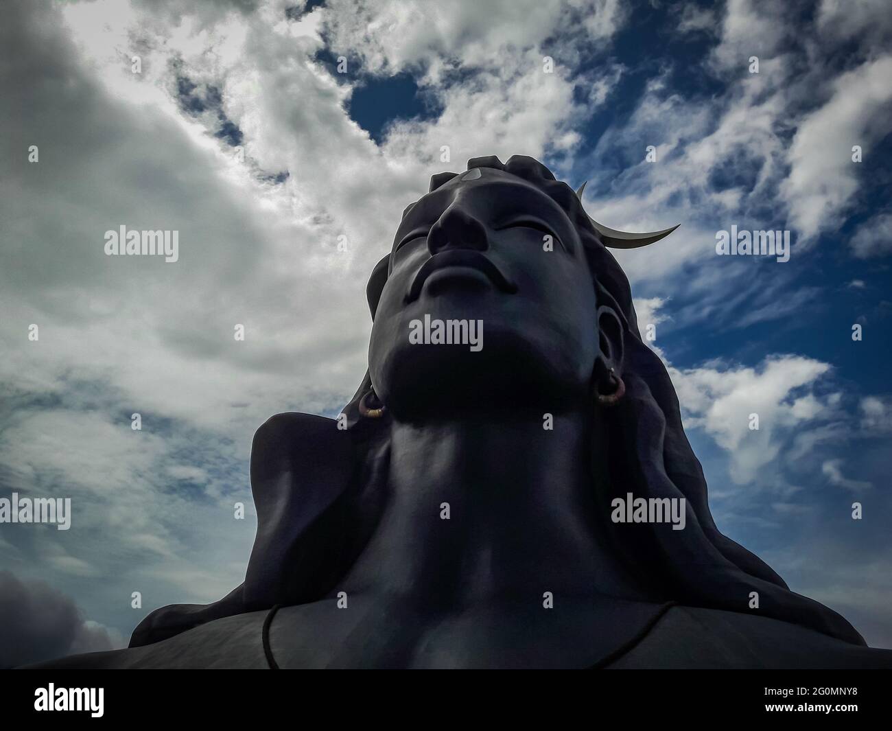 adiyogi lord shiva statua da diverse angolazioni unica immagine è presa a coimbatore india mostrando la statua del dio in montagna e cielo sfondo. Questo Foto Stock