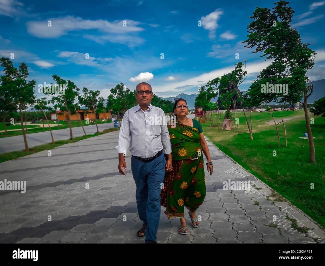 La coppia anziana che cammina con l'immagine del sorriso mostra l'amore e la cura l'una per l'altra, questo è il vero significato della vita. Foto Stock