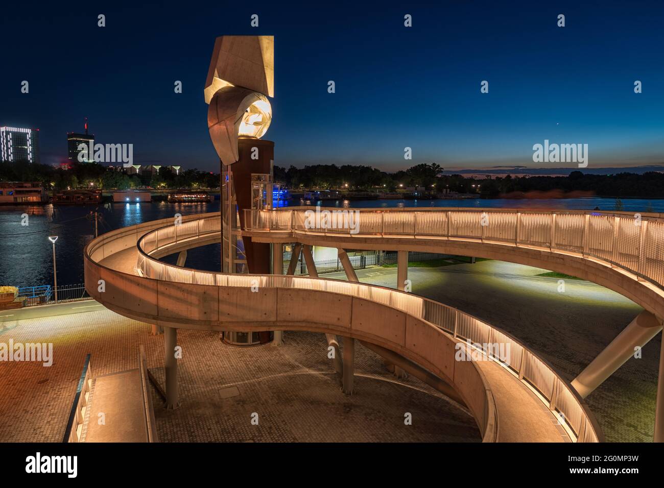 Passerella 'Pasarela' che collega la fortezza di Kalemegdan e Savski kej a Belgrado Foto Stock