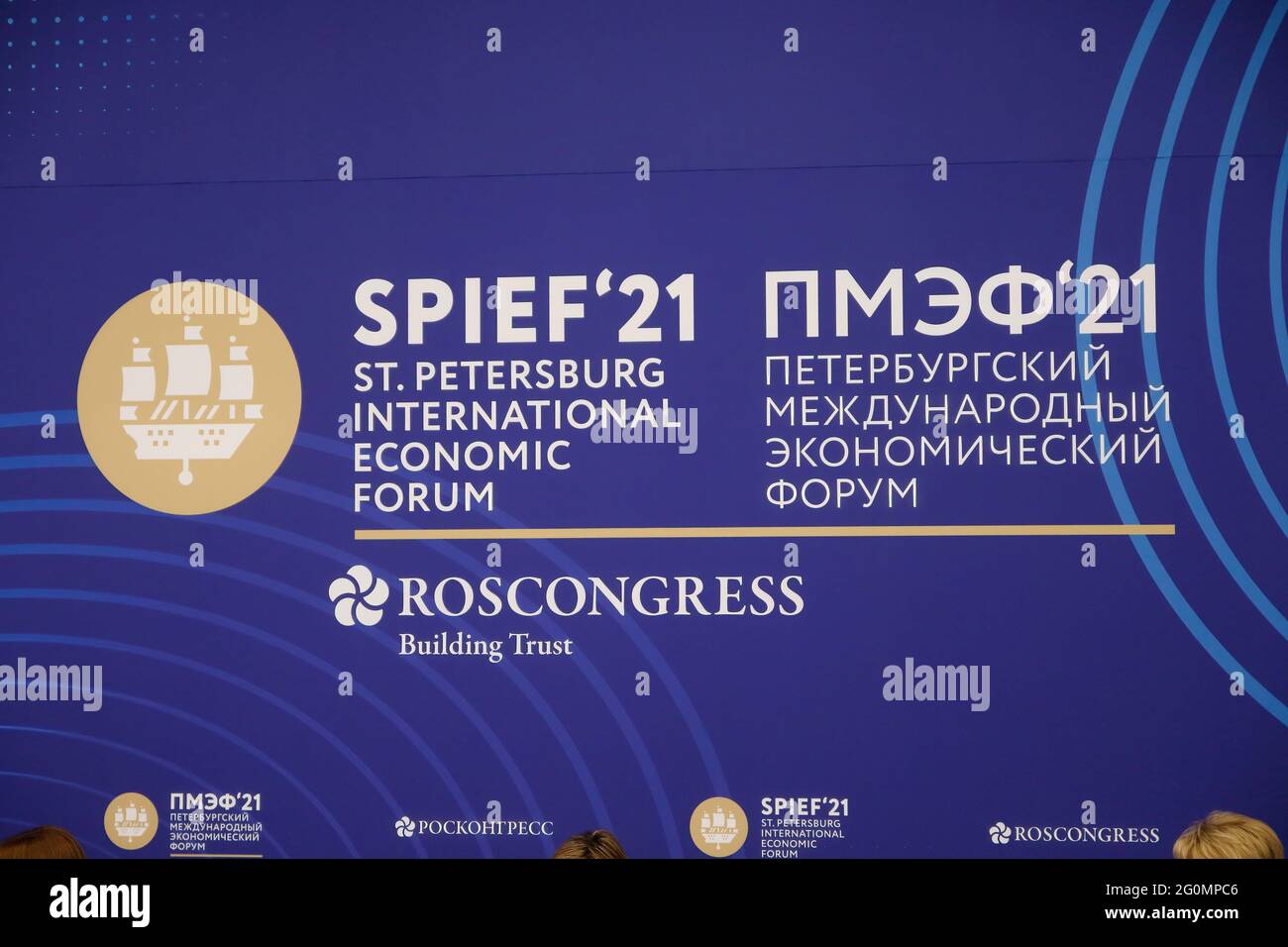 San Pietroburgo, Russia. 02 giugno 2021. Un poster pubblicitario che descrive in dettaglio il Forum economico Internazionale di San Pietroburgo (SPIEF). I rappresentanti del governo e delle imprese si incontrano al Forum economico Internazionale di San Pietroburgo (SPIEF) per dialogare sul ruolo dei progetti creativi nello sviluppo di città creative. Credit: SOPA Images Limited/Alamy Live News Foto Stock