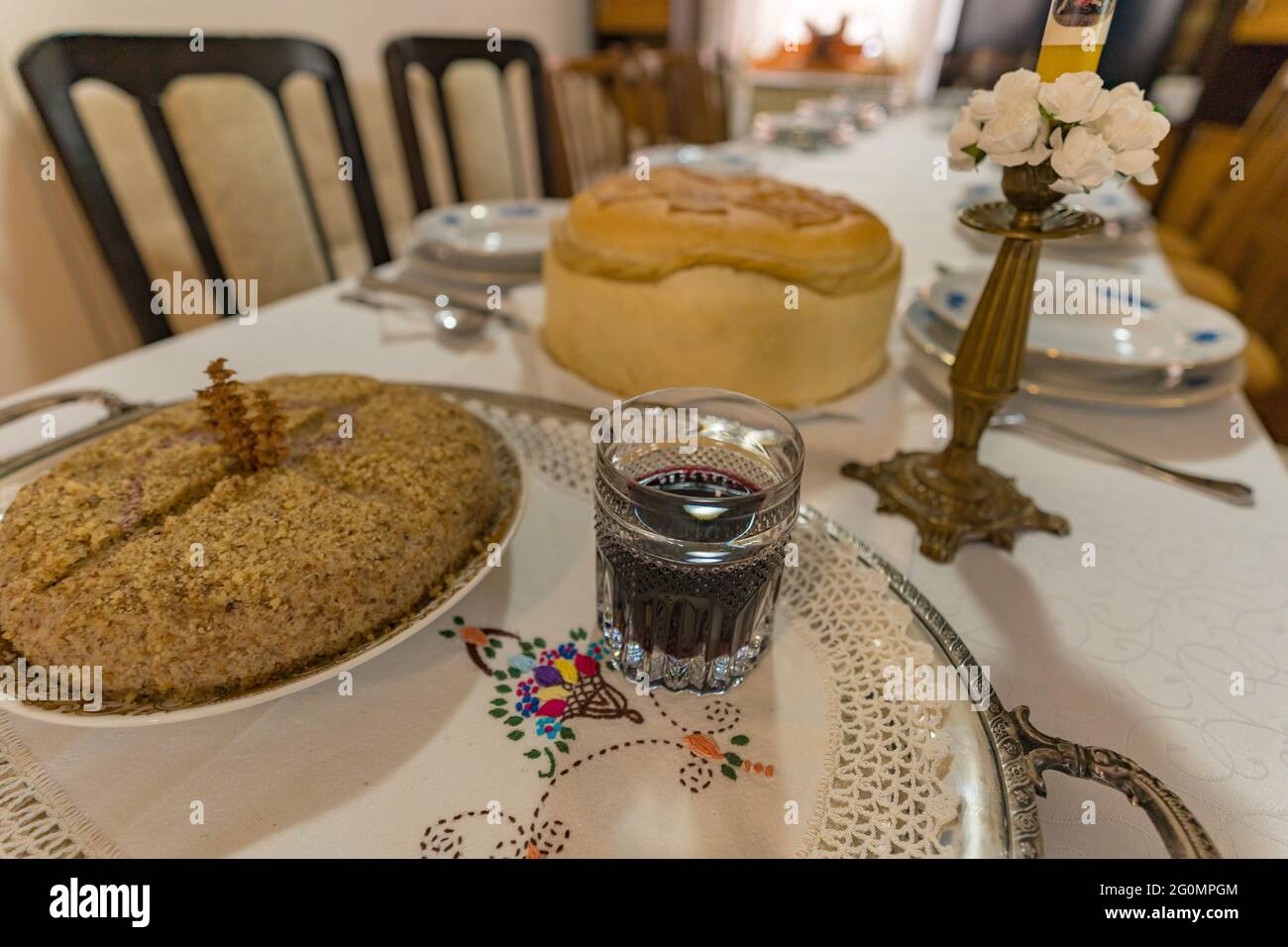 Bicchiere di vino, piatto di grano bollito e pane domestico messo a tavola come parte di una tradizione cristiana ortodossa Foto Stock