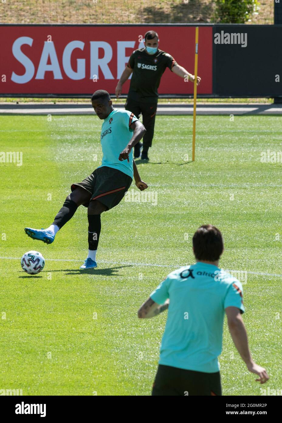 Oeiras, Portogallo. 02 giugno 2021. William Carvalho in azione durante la sessione di allenamento al campo di allenamento Cidade do Futebol.la squadra di calcio portoghese si allena prima di partecipare al campionato europeo di calcio - EURO 2020 - previsto per l'inizio dell'11 giugno. Credit: SOPA Images Limited/Alamy Live News Foto Stock